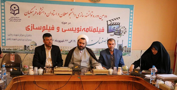 سرپرست معاونت فرهنگی و اجتماعی دانشگاه فرهنگیان در جمع اصحاب رسانه اصفهان:

هر سال هر دانشجو یک مهارت و دانشجو محوری از شعارهای معاونت فرهنگی است 2