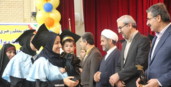 دکتر مولایی در آیین دومین جشن دانش آموختگی دانشجویان ورودی 92 استان بوشهر:

معلمان پیام آوران خوشبختی اجتماع هستند و رسالت پیامبرگونه تربیت نسل آینده را برعهده دارند
 2