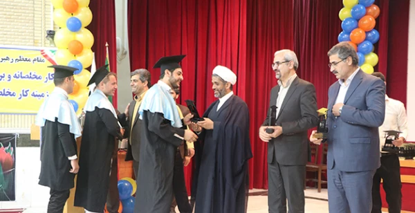 دکتر مولایی در آیین دومین جشن دانش آموختگی دانشجویان ورودی 92 استان بوشهر:

معلمان پیام آوران خوشبختی اجتماع هستند و رسالت پیامبرگونه تربیت نسل آینده را برعهده دارند
 6