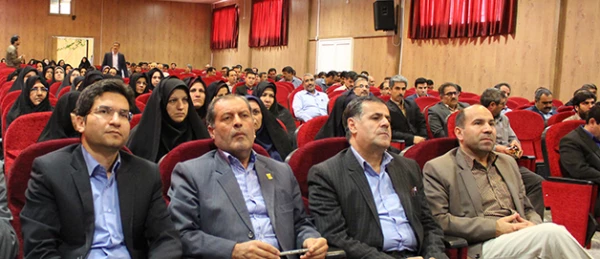 دکتر صفرزاده در همایش مدیران میزبان دانش اموختگان خراسان شمالی:

معلمان رهنون جامعه هستند
 2