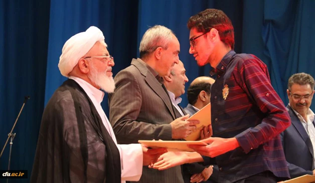 آیت الله ناصری در جشن دانش آموختگی دانشجومعلمان ورودی 92 پردیس های استانی یزد:

در حرفه معلمی احساس مسئولیت کنید چون پیش خدا پاسخگو خواهید بود
 8