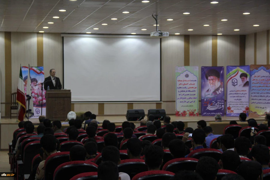 سرپرست دانشگاه فرهنگیان کشور در بندرعباس:

سیاست "از بوم برای بوم" سیاستی درست است، اما بدون تکمله "در بوم" 2