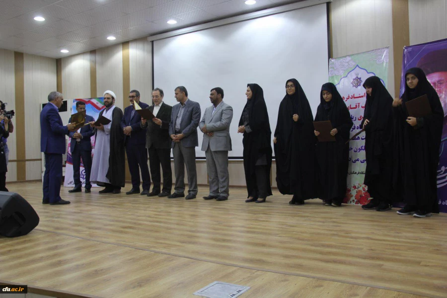 سرپرست دانشگاه فرهنگیان کشور در بندرعباس:

سیاست "از بوم برای بوم" سیاستی درست است، اما بدون تکمله "در بوم" 2