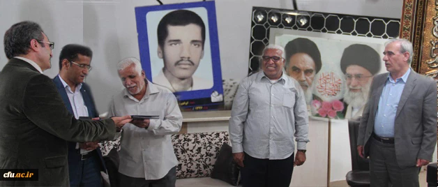 در سفر دکتر مهرمحمدی به هرمزگان انجام شد:

دیدار با خانواده دانشجو معلم شهید ابراهیم تنیده 2