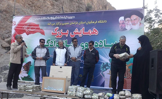 با حضور دانشجومعلمان دانشگاه فرهنگیان خراسان جنوبی برگزار شد:

همایش بزرگ پیاده روی خانوادگی هفته تربیت بدنی و بهداشت روان 3