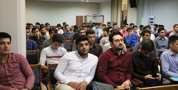 دکتر حاتمی رئیس مرکز مطالعات پدافند غیر عامل کشور:

ابزارمعلمان برای مقابله با بحران در پدافند غیر عامل قلم، کاغذ، ارتباطات عاطفی، کامپیوتر و اینترنت خواهد بود
 2