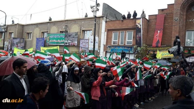 فریادهای بلند استکبار ستیز دانشگاه فرهنگیان استان کردستان همگام با مردم شهر زیر بارش شدید باران