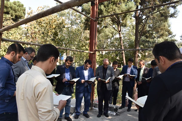 تلاوت قرآن مجید بر سر مزار شهید گمنام پردیس شهید مفتح شهرری 3