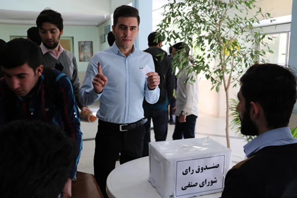 به همت امور دانشجویی برگزار شد: 

انتخابات شورای صنفی پردیس شهید رجایی قزوین
 2