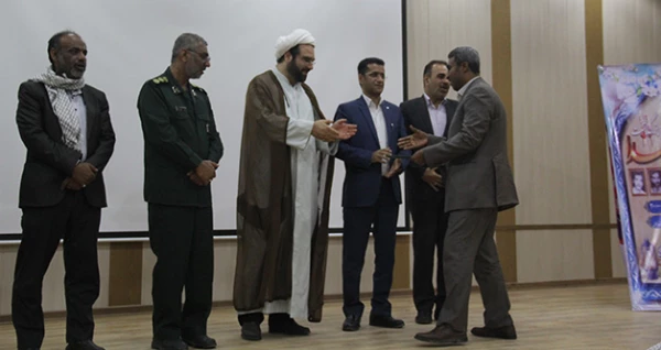 مدیر امور پردیس های هرمزگان گفت: 

تکریم خانواده معظم شهدا، نشر وانتقال پیام ها و رشادت های شهیدان وظیفه همه ماست
 2