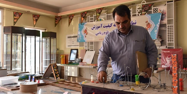 برگزاری نمایشگاه دست سازه های آموزش ریاضی در پردیس شهید مفتح شهرری 2