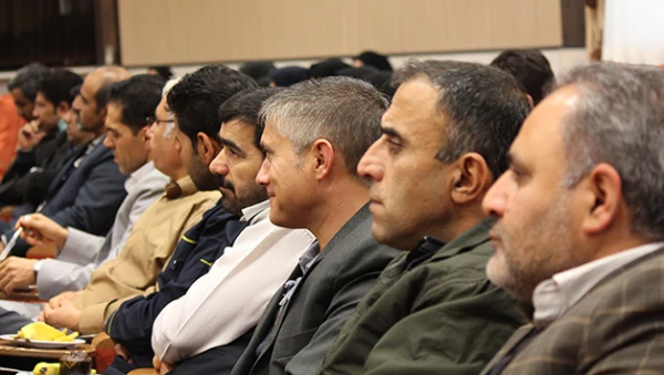 سرپرست دانشگاه در نشست صمیمی با کارکنان معاونت طرح و برنامه و توسعه منابع تاکید کرد:

اهمیت توجه به  تکریم و احترام در تمام سطوح دانشگاه 8