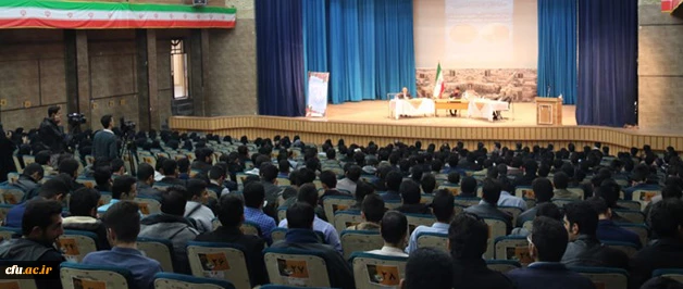 با حضور صادق زیبا کلام و قدیری ابیانه در پردیس شهیدان پاک نژاد یزد برگزار شد:

مناظره سیاسی با موضوع « آزادی و حقوق شهروندی، قانون اساسی و واقعیت های موجود »
 6