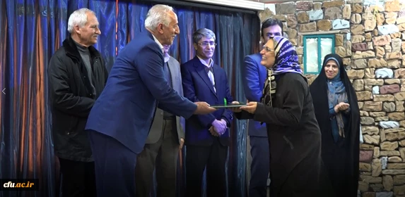 با حضور چهره برتر آموزش ریاضی ایران برگزار شد:

نشست "آموزش ریاضی قبل از خدمت معلمان دوره ابتدایی"  در دانشگاه فرهنگیان کردستان
 2