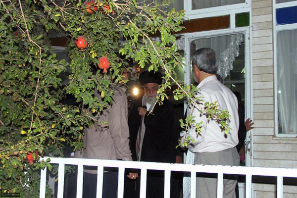 من بدون اذن صاحب خانه به داخل نمی آیم...