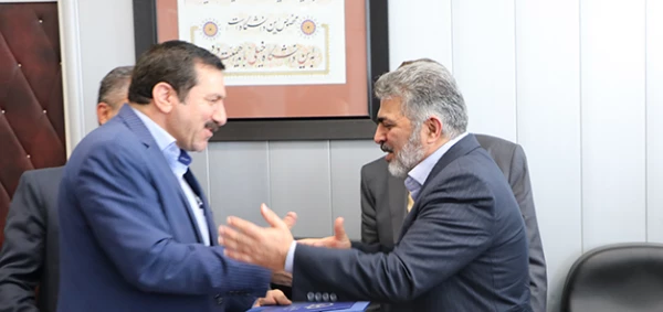 دکتر خنیفر در مراسم معارفه سرپرست دفتر مرکزی حراست در دانشگه فرهنگیان:

حراست، حاشیه پنهان حافظ مغز / حراست، مدرسه تغییر و ترمیم رفتارها است. 4