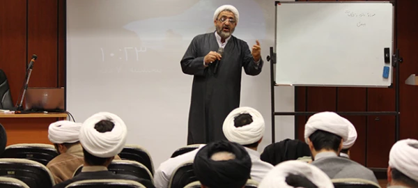 مشاور سیاسی نهاد نمایندگی مقام معظم رهبری:

باید به قلوب جوانان و دانشجویان راه یافت 3