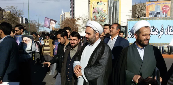 شرکت کارکنان ودانشجویان دانشگاه فرهنگیان استان قزوین درراهپیمایی محکومیت آشوبگران 
 
 3