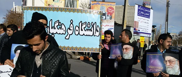 شرکت کارکنان ودانشجویان دانشگاه فرهنگیان استان قزوین درراهپیمایی محکومیت آشوبگران 
 
 4