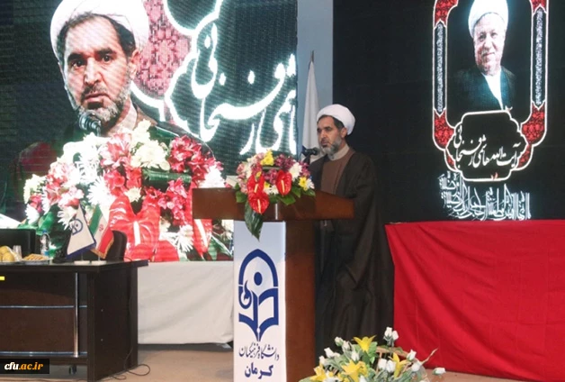 مهندس رزم حسینی استاندار کرمان در آئین نکوداشت آیت الله هاشمی رفسنجانی:

سیاست ورزی مبتنی بر اخلاق و اعتدال، مهمترین درس سیره زندگی آیت الله هاشمی رفسنجانی است 4