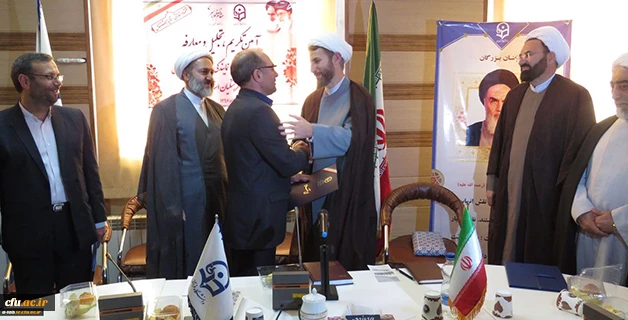 دکتر عبدی در مراسم تکریم و معرفی مسئول نهاد نمایندگی مقام معظم رهبری دانشگاه فرهنگیان اردبیل:

نهاد نمایندگی مقام معظم رهبری، بازوی پرتوان دانشگاه در زمینه تعلیم و تربیت آینده سازان کشور است
 2