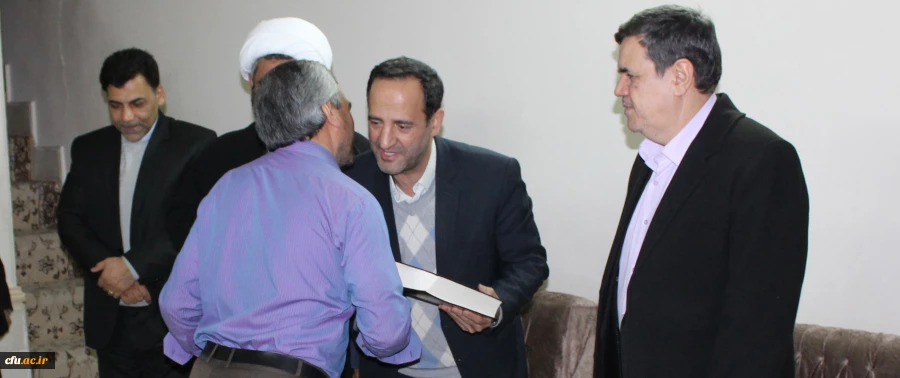 ملاقات با استاندار، حضور در شورای عالی فرهنگیان، تجلیل از پژوهشگران، دیدار با خانواده شهید و حضور در جمع اساتید، کارکنان و دانشجومعلمان

از برنامه های اولین سفر استانی سرپرست دانشگاه فرهنگیان 2