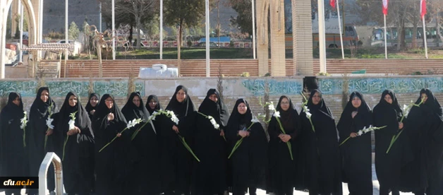 به مناسبت ایام الله دهه فجرانجام  شد:
 اساتید و کارکنان دانشگاه فرهنگیان کرمان با تقدیم گل به ساحت مقدس شهدا  اداء احترام کردند 5