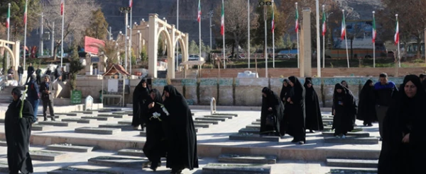 به مناسبت ایام الله دهه فجرانجام  شد:
 اساتید و کارکنان دانشگاه فرهنگیان کرمان با تقدیم گل به ساحت مقدس شهدا  اداء احترام کردند 6