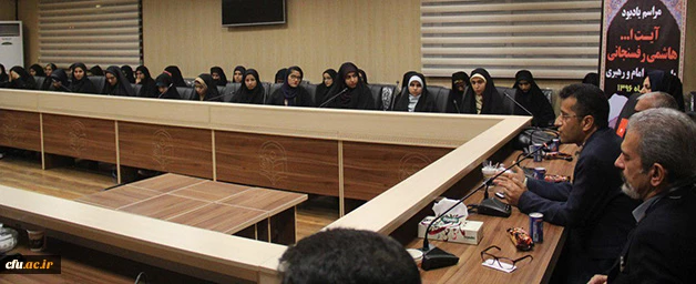 عضو هیات علمی دانشگاه آزاد هرمزگان عنوان کرد:

ضرورت ارتقاء دانش و بینش معلمان همراه با سرعت پیشرفت علم
 2