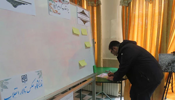 به مناسبت دهه فجر انقلاب اسلامی پردیس علامه امینی(ره) برگزار کرد:

نمایشگاه عکس انقلاب و تریبون مکتوب
 6