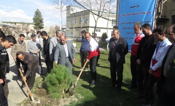 در دانشگاه فرهنگیان همدان برگزار شد:

مراسم نمادین کاشت نهال به مناسبت روز درختکاری 
 5