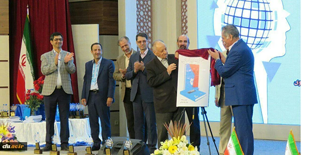 در  ادامه جشنواره "تجربیات برتر آموزشی تربیتی معلمان و استادان فیزیک سراسر کشور"  انجام شد:

رونمایی از کتاب جشنواره تجربیات برتر تدریس فیزیک 2