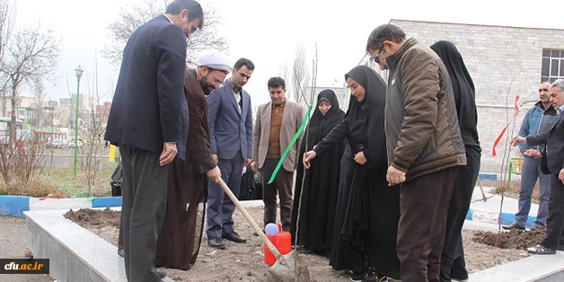 به مناسبت روز درختکاری و روز بزرگداشت شهدا(22اسفند)  در محوطه پردیس بنت الهدی صدر اردبیل برگزار شد:

 طرح کاشت نهال به یاد شهدای مدافع حرم استان اردبیل  
 2