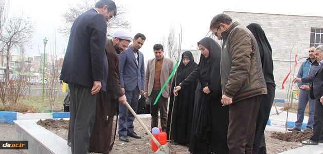 به مناسبت روز درختکاری و روز بزرگداشت شهدا(22اسفند)  در محوطه پردیس بنت الهدی صدر اردبیل برگزار شد:

 طرح کاشت نهال به یاد شهدای مدافع حرم استان اردبیل  
 3