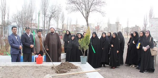 به مناسبت روز درختکاری و روز بزرگداشت شهدا(22اسفند)  در محوطه پردیس بنت الهدی صدر اردبیل برگزار شد:

 طرح کاشت نهال به یاد شهدای مدافع حرم استان اردبیل  
 4