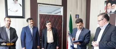 دکتر خنیفر در جلسه تکریم و معارفه مدیر کل حقوقی دانشگاه:

روح لطیف قانون را در قضاوت ها اجرا کنیم