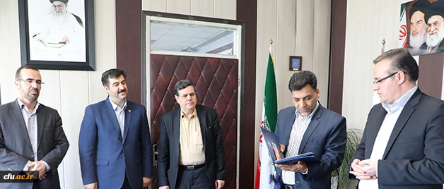 دکتر خنیفر در جلسه تکریم و معارفه مدیر کل حقوقی دانشگاه:

روح لطیف قانون را در قضاوت ها اجرا کنیم 2