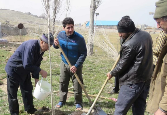 به مناسبت 15 اسفند روز درختکاری :

کاشت 200 اصله نهال در محوطه پردیس علامه امینی(ره) 3