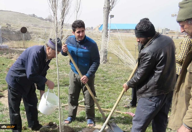 به مناسبت 15 اسفند روز درختکاری :

کاشت 200 اصله نهال در محوطه پردیس علامه امینی(ره) 3
