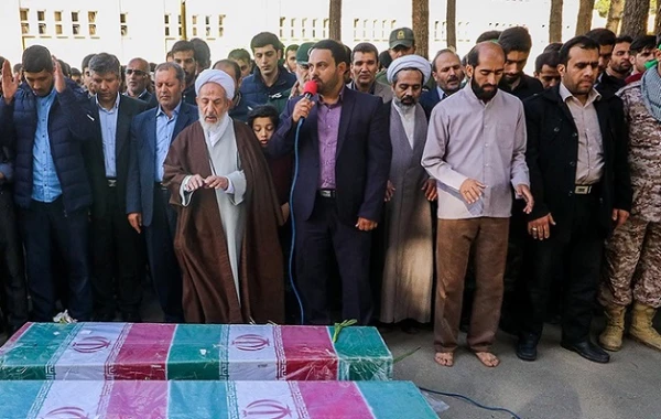 معاون فرهنگی و اجتماعی دانشگاه  در مراسم تشییع دو شهید گمنام در اصفهان:

 آرامگاه شهدای گمنام  به عنوان میثاق گاه ارزش های دینی در پردیس ها و مراکز است
 2