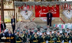 معاون فرهنگی و اجتماعی دانشگاه  در مراسم تشییع دو شهید گمنام در اصفهان:

 آرامگاه شهدای گمنام  به عنوان میثاق گاه ارزش های دینی در پردیس ها و مراکز است
 4