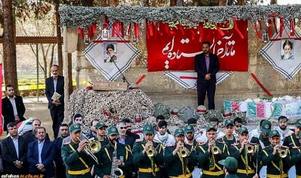 معاون فرهنگی و اجتماعی دانشگاه  در مراسم تشییع دو شهید گمنام در اصفهان:

 آرامگاه شهدای گمنام  به عنوان میثاق گاه ارزش های دینی در پردیس ها و مراکز است
 4