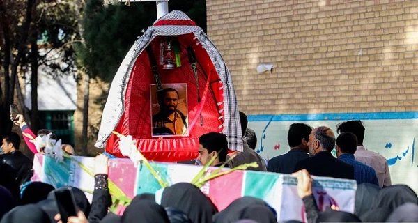 معاون فرهنگی و اجتماعی دانشگاه  در مراسم تشییع دو شهید گمنام در اصفهان:

 آرامگاه شهدای گمنام  به عنوان میثاق گاه ارزش های دینی در پردیس ها و مراکز است
 5