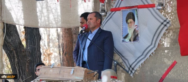 معاون فرهنگی و اجتماعی دانشگاه  در مراسم تشییع دو شهید گمنام در اصفهان:

 آرامگاه شهدای گمنام  به عنوان میثاق گاه ارزش های دینی در پردیس ها و مراکز است 2