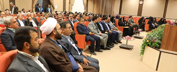 حجت الاسلام و المسلمین دادگر در دیدار نوروزی با کارکنان دانشگاه عنوان کرد: 

لزوم پیوند بین اصالت نگاه سنتی و فخیم به تربیت معلم و رویکرد نوین در این حوزه 2