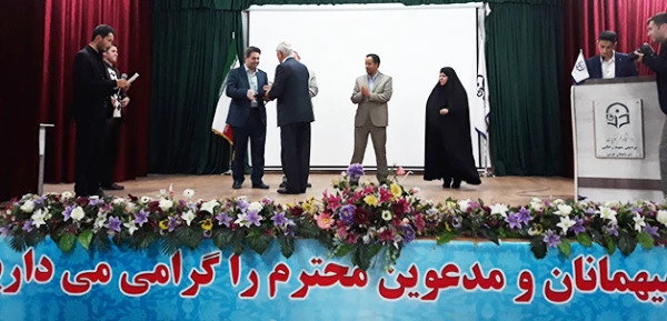 در مراسم بزرگداشت هفته آموزش، دکتر علی محمودلو عنوان کرد:

 بر خود می بالم که بتوانم در این عرصه خدمتگزاری شایسته باشم
 3