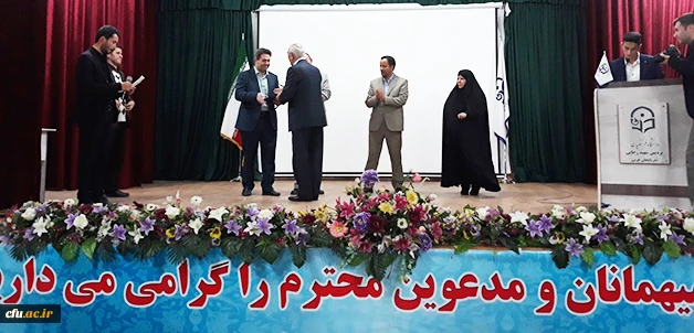 در مراسم بزرگداشت هفته آموزش، دکتر علی محمودلو عنوان کرد:

 بر خود می بالم که بتوانم در این عرصه خدمتگزاری شایسته باشم
 3