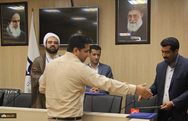 به مناسبت گرامیداشت روز روابط عمومی و ارتباطات انجام شد:

تجلیل از فعالان حوزه روابط عمومی دانشگاه فرهنگیان هرمزگان 
 2