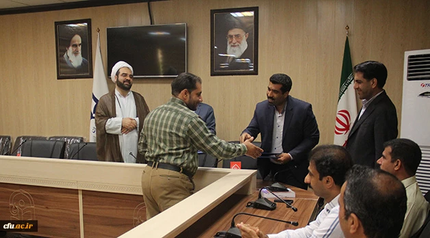 به مناسبت گرامیداشت روز روابط عمومی و ارتباطات انجام شد:

تجلیل از فعالان حوزه روابط عمومی دانشگاه فرهنگیان هرمزگان 
 3