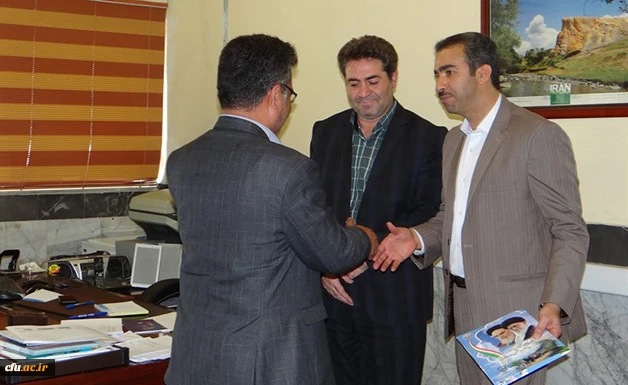 دکتر محمودلو در مراسم تقدیر از مسئولان روابط عمومی بیان کرد:

روابط عمومی چشم سازمان است
 3